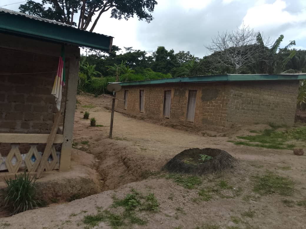 Bâtiments d'hébergement de l'orphelinat, entourés de végétation